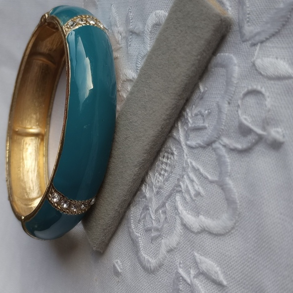 Vintage goldtone and Teal hinged Bracelet bangle with Rhinestones, Boho
